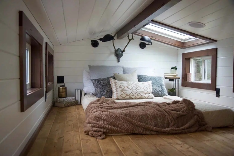 Udobna spavaća soba u malenoj kući sa prikolicom